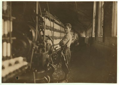 John Dempsey, 11 ou 12 ans, travailleur du samedi dans la salle de filature de Jackson Mill, Fiskeville, Rhode Island, 1909 - Lewis Wickes Hine