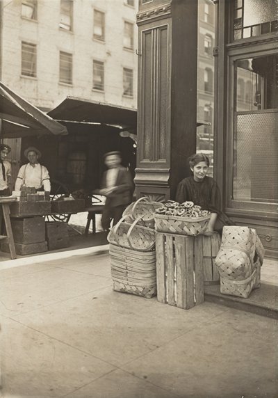 Lena Lochiavo - 11 ans, vendeuse de paniers et de bretzels, au marché de Sixth Street devant le saloon - Lewis Wickes Hine