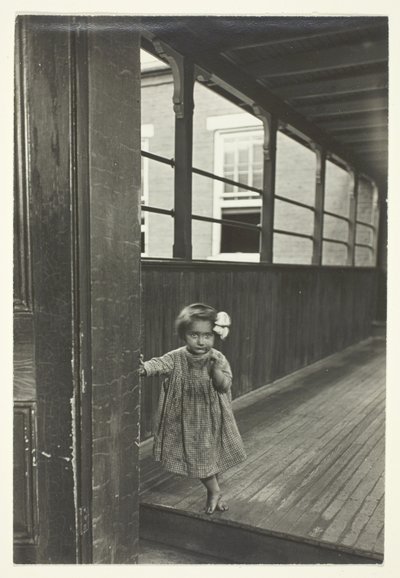 Petite fille debout à l