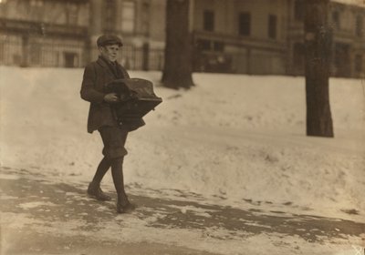 Louis A. Caulfield, âgé de 16 ans, sur Boston Common livrant une machine à écrire lourde sur environ 12 miles pour Model Typewriter Inspection Co. gagnant 6 $ par semaine, 1917 - Lewis Wickes Hine