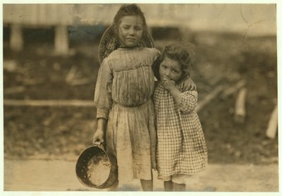 Maud et Grade Daly, 5 et 3 ans, cueillent environ un pot de crevettes chaque jour pour la Peerless Oyster Company, Bay St. Louis, Mississippi, 1911 - Lewis Wickes Hine