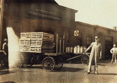 Hommes devant un dépôt Wells Fargo et Co Express avec des caisses et des bidons de lait, Springfield, Missouri, 1916 - Lewis Wickes Hine