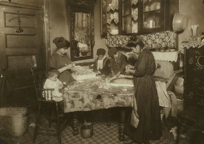 Mme Mette et ses enfants (Josephine 13 ans, Nicholas 6 ans et Johnnie 8 ans gagnant ensemble seulement 40-50 cents par jour) fabriquant des fleurs dans un taudis sale de New York, 1911 - Lewis Wickes Hine