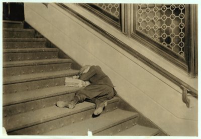 Garçon de journaux endormi avec ses papiers à Jersey City, New Jersey, 1912 - Lewis Wickes Hine