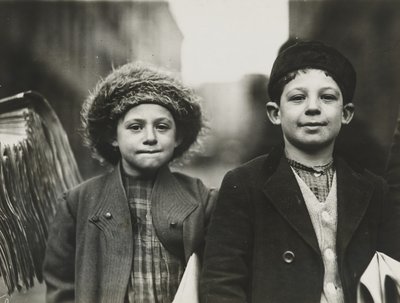 Camelots, Newark, New Jersey, décembre 1909 (tirage à la gélatine argentique) - Lewis Wickes Hine