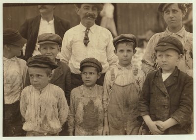 Cueilleurs de crevettes âgés de 5 et 8 ans à Dunbar, Lopez, Dukate Co, Biloxi, Mississippi, 1911 - Lewis Wickes Hine
