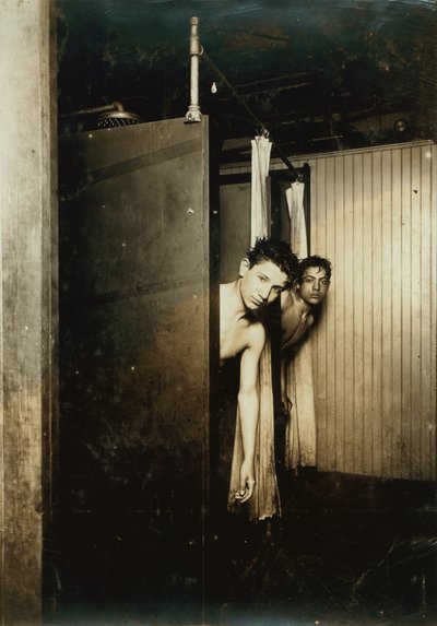 Télégraphistes utilisant des douches, Postal Tel. Co., Broadway, New York, 1910 - Lewis Wickes Hine