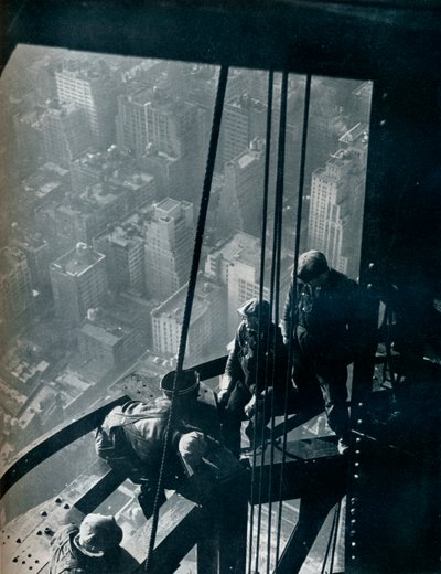 Les dernières étapes du mât, la rue est à environ un quart de mile en dessous, vers 1931 - Lewis Wickes Hine