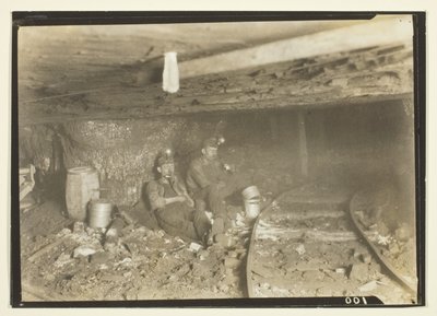 Ces mineurs aiment déjeuner et se reposer dans ces entrées au plafond bas. - Lewis Wickes Hine