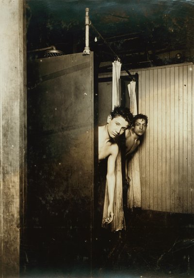 Deux garçons se douchant à la Postal Telegraph Company, Broadway, New York City, New York, USA, vers 1910 (photo sépia) - Lewis Wickes Hine