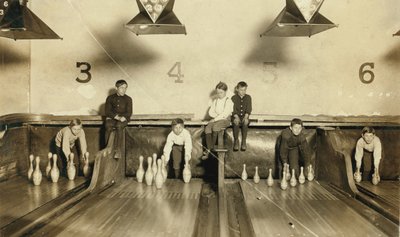 Jeunes garçons installant des quilles au bowling Arcade tard dans la nuit, Trenton, New Jersey, USA, vers 1909 - Lewis Wickes Hine