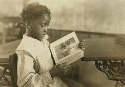 Jeune fille lisant un livre en classe, Pleasant Green School, Marlinton, Pocahontas County, Virginie-Occidentale, USA, c.1921 - Lewis Wickes Hine