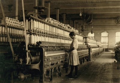 Jeune fille travaillant comme fileuse dans une filature de coton, West, Texas, USA, c.1913 - Lewis Wickes Hine