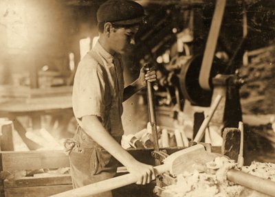 Jeune garçon dans un atelier c.1936 - Lewis Wickes Hine