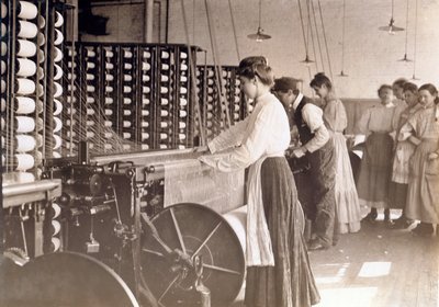 Jeunes femmes travaillant à une machine à filer dans une filature de coton, Caroline du Sud, 1908 - Lewis Wickes Hine