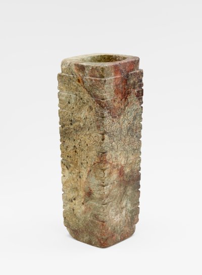 Tube à neuf niveaux (cong) avec masques, c.3300-2250 avant J.-C. (jade, néphrite) - Liangzhu culture