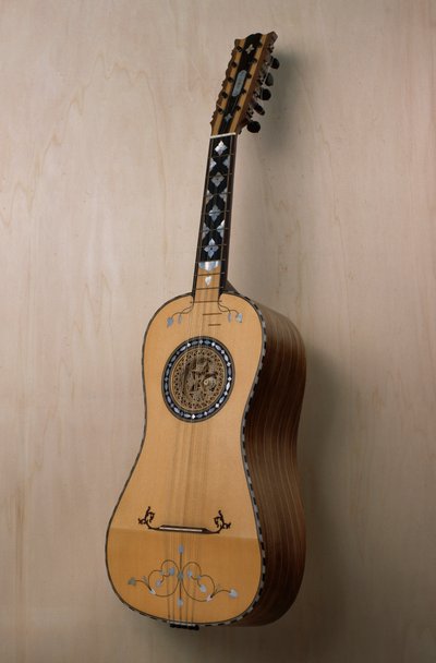 Chitarra battente (guitare), instrument de musique fabriqué dans l