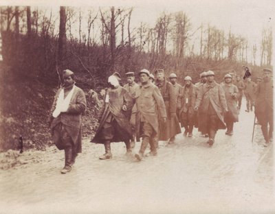 Février 1917 - Front de Verdun, prisonniers français blessés escortés par des soldats allemands - Unbekannt Unbekannt