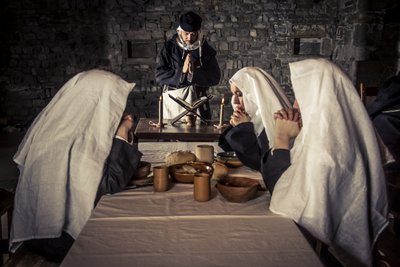 Reconstitution historique : Prière avant le dîner dans le réfectoire, monastère de l