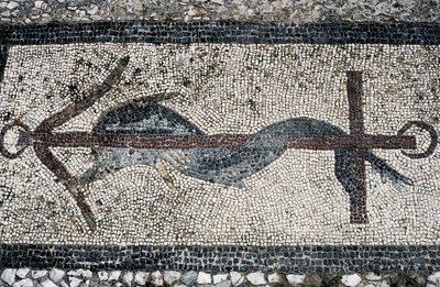 Mosaïque représentant un dauphin et une ancre, île de Délos (Liste du patrimoine mondial de l