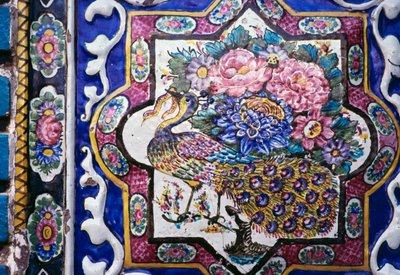 Paon et fleurs, décoration de carreaux polychromes à Tekyeh Mo