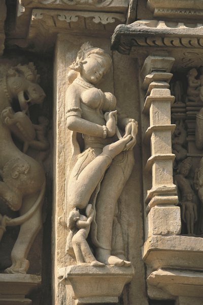 Relief représentant une Surasundari (beauté céleste), temple Parshvanatha, groupe de monuments de Khajuraho (Liste du patrimoine mondial de l