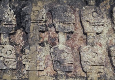 Relief représentant des crânes humains, détail du Tzompantli, ou Mur des Crânes, site archéologique de Chichen Itza (site du patrimoine mondial de l