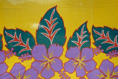 Tissu de sarong décoré de motifs floraux, île de Moorea, Îles de la Société, Polynésie française (territoire d