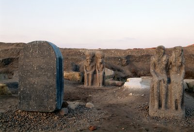 Statues représentant deux divinités, fouilles archéologiques à Buto (Tell el-Farain), Égypte, civilisation égyptienne - Unbekannt Unbekannt