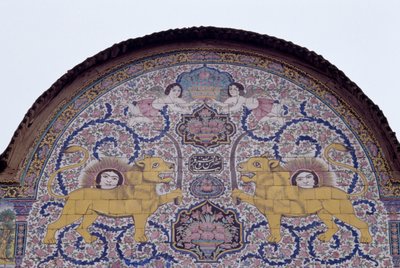 Soleil et lion, emblème royal de la dynastie Qajar, décoration en carreaux polychromes sur la façade de la maison Qavam également connue sous le nom de Narenjestan e Ghavam - Unbekannt Unbekannt