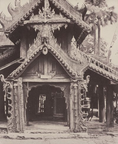 Pugahm Myo : Porte Sculptée dans la Cour de la Pagode Shwe Zeegong - Linnaeus Tripe