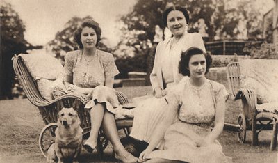 Sa Majesté la Reine avec les Princesses Royales, vers 1950 - Lisa Sheridan