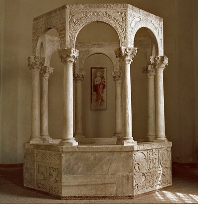 Archéologie du Moyen Âge. Art barbare de Lombardie : source baptismale du Patriarche Callisto en forme octogonale composée d