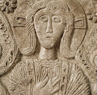 Archéologie du Moyen Âge : détail du Christ, bas-relief de l