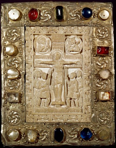Archéologie du Moyen Âge : art barbare de Lombardie : la paix du duc Orso. La partie en ivoire représente le Christ crucifié entouré de la Vierge, Saint Longin le Centurion et Saint Jean. Art lombard du 9e siècle - Lombard School