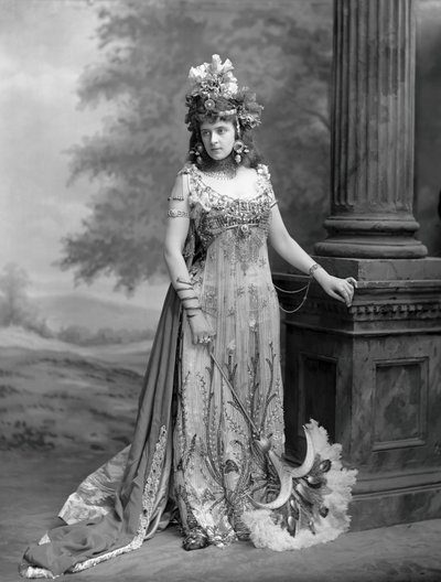 Mme Algernon Bourke 1870-1967, née Guendoline Irene Emily Sloane-Stanley - London . Photo studio Lafayette