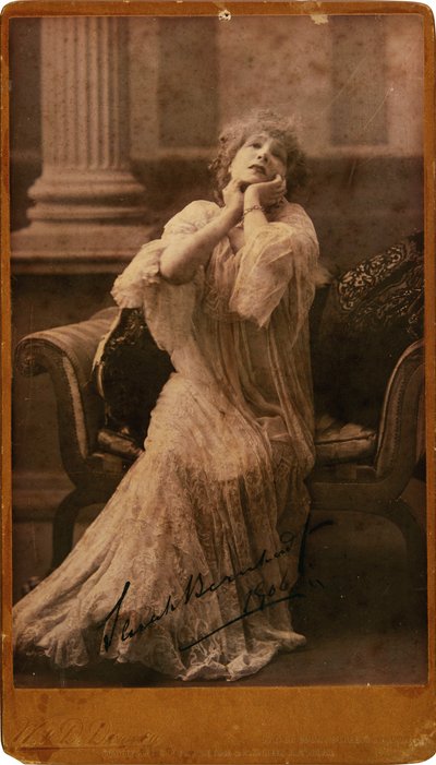 Portrait de Sarah Bernhardt 1844-1923, 1906 - London . Photo studio W. and