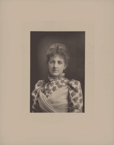 Portrait de la pianiste et compositrice Liza Lehmann - London . Photo studio W. and
