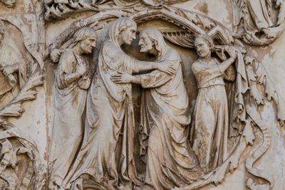 Marie visitant Élisabeth, détail des scènes de la vie du Christ (bas-reliefs de Lorenzo Maitani, avant 1275-1330, troisième colonne, façade de la cathédrale d