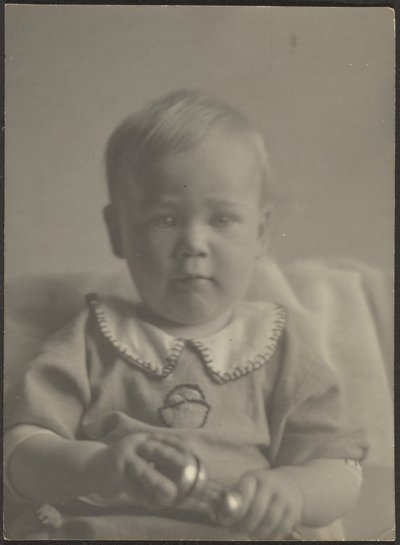 Bébé tenant un hochet en argent - Louis Fleckenstein