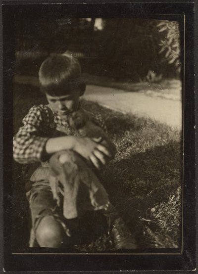 [Garçon tenant un petit animal] - Louis Fleckenstein