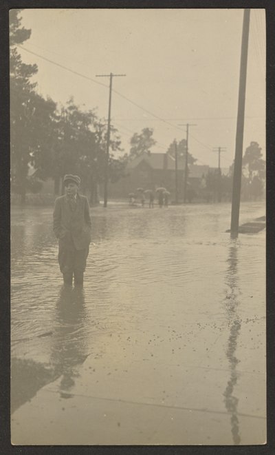 [Garçon debout dans une rue inondée] - Louis Fleckenstein
