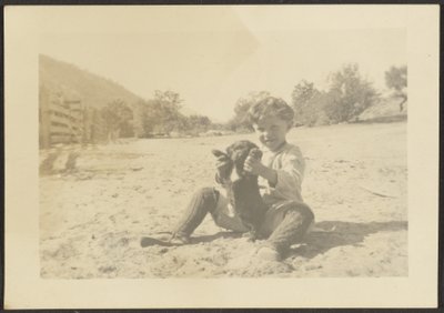 [Garçon et chien sur la plage] - Louis Fleckenstein