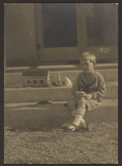 [Garçon avec des jouets sur les marches] - Louis Fleckenstein