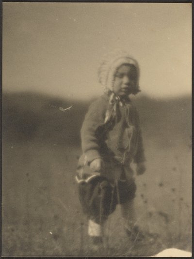 [Enfant portant un bonnet dans un champ] - Louis Fleckenstein