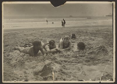 [Enfants allongés dans le sable à la plage] - Louis Fleckenstein