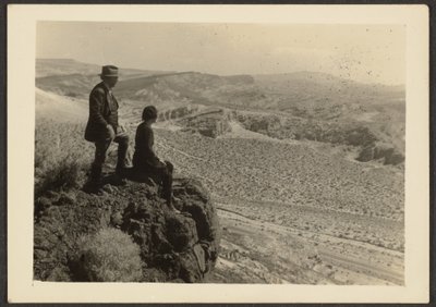 [Couple dans un paysage désertique] - Louis Fleckenstein