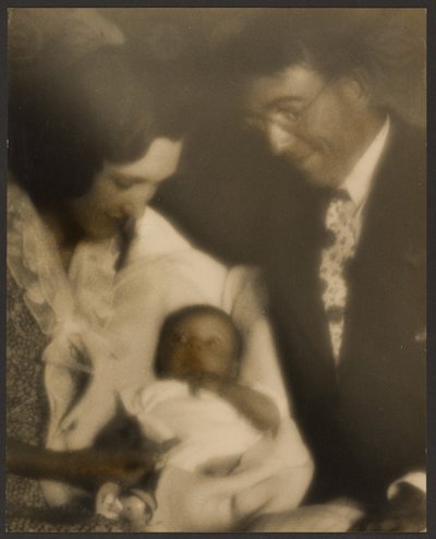 [Portrait de famille avec bébé emmailloté] - Louis Fleckenstein