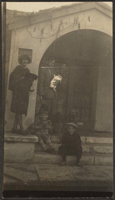 [Famille devant le studio Fleckenstein à Long Beach] - Louis Fleckenstein