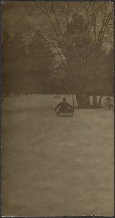 [Figure sur un traîneau dans la neige] - Louis Fleckenstein
